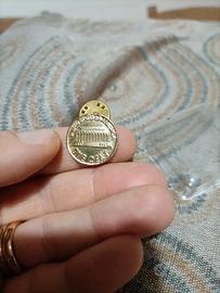 Spilla dorata moneta ONE CENT