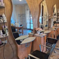 specchiere e mobiletti e sedie ..