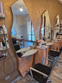 specchiere e mobiletti e sedie ..