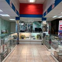 Negozio al centro di telefonia elettronica etc