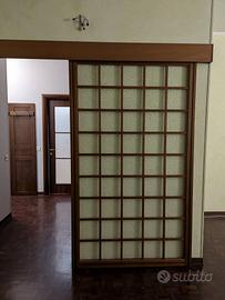 Porta scorrevole in vetro e legno