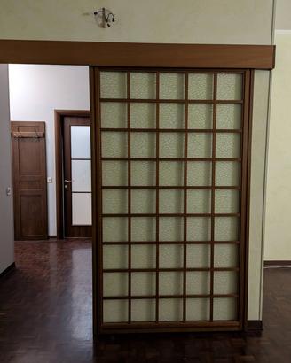 Porta scorrevole in vetro e legno