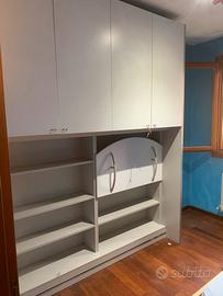 Armadio bianco con scrivania