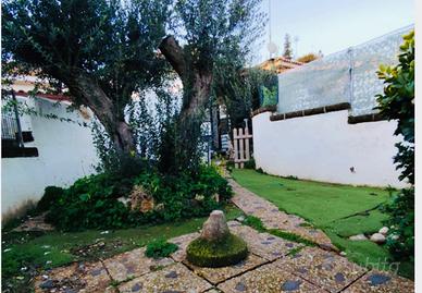 Villino con piscina condominiale e posto auto