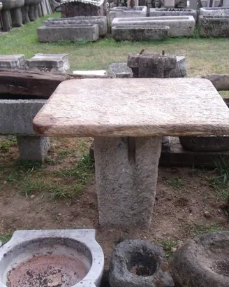 Tavolo da giardino antico