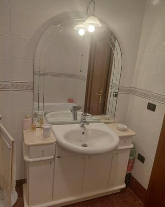 Mobiletto da bagno con specchio