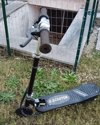 Monopattino elettrico ricaricabile 