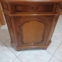 Mobile antico in legno decorato