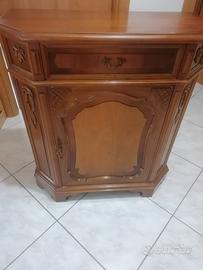 Mobile antico in legno decorato