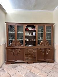 Credenza vetrina in legno con rintagli