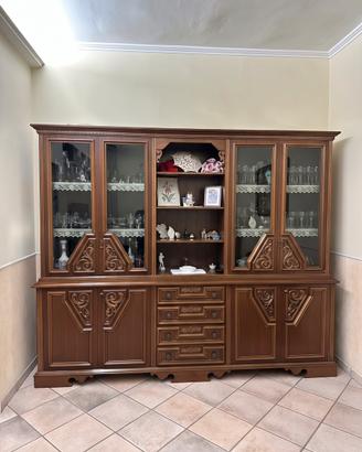 Credenza vetrina in legno con rintagli