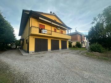 Casa indipendente con tre unita' e magazzino