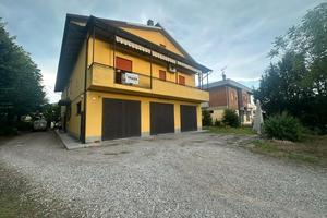 Casa indipendente con tre unita' e magazzino