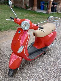 Piaggio Vespa 150Lx + casco vespa granturismo