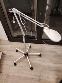 lampada da estetista con lente di ingrandimento 
