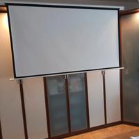 proiettore più schermo motorizzato