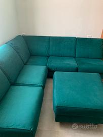 Divano in alcantara con pouf