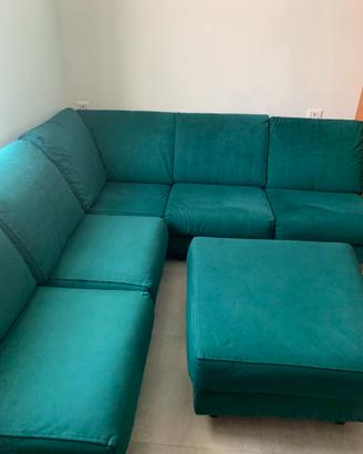 Divano in alcantara con pouf