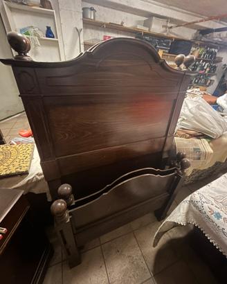 Letto rustico in noce massello