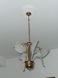 Lampadario in ottone con 3 fiori in vetro