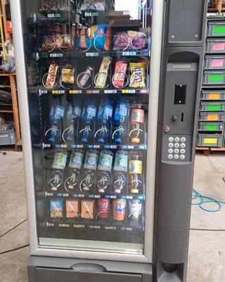 Distributore snack e bibite fresche
