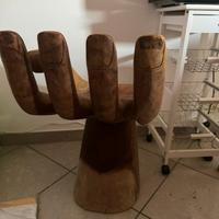 Sedia a forma di mano