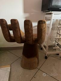 Sedia a forma di mano