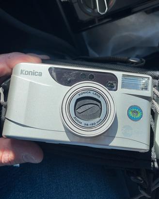 fotocamera compatta a pellicola Konica