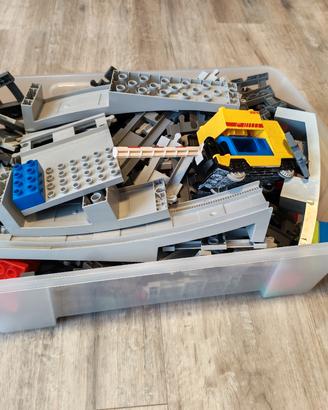 Lego duplo e pista per il treno 