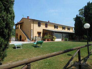 Rustico / Casale di 485 m² con più di 5 locali e b