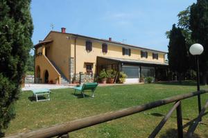 Rustico / Casale di 485 m² con più di 5 locali e b