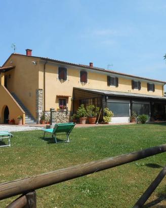 Rustico / Casale di 485 m² con più di 5 locali e b