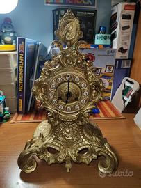 Antico orologio da tavolo