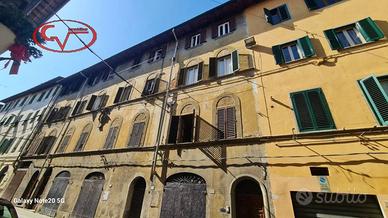 Palazzo / Stabile di 350 m² con più di 5 locali a 