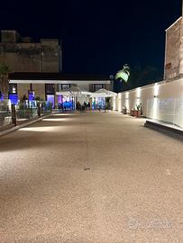 Attività lounge bar con intrattenimento