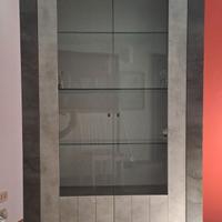 Mobile Vetrina con ante e ripiani in vetro