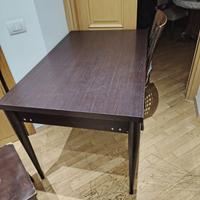 Tavolo con due sedie