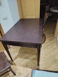 Tavolo con due sedie