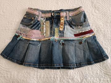 Minigonna in jeans con decorazioni