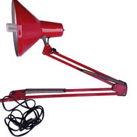 Lampada da scrivania in metallo smaltato rosso.