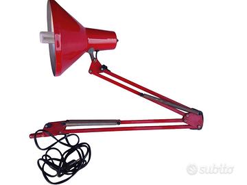 Lampada da scrivania in metallo smaltato rosso.