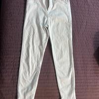Pantaloni bianchi taglio aderente