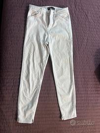 Pantaloni bianchi taglio aderente