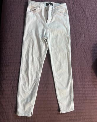 Pantaloni bianchi taglio aderente