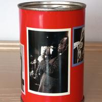 Salvadanaio di latta vintage a tema musica.