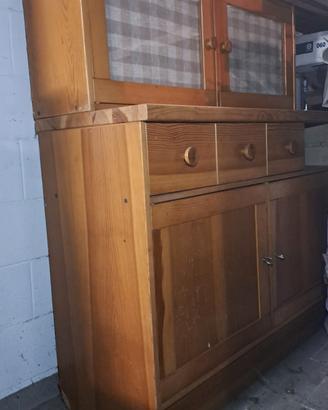Credenza in legno chiaro