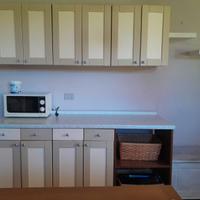 Cucina usata in legno con elettrodomestici