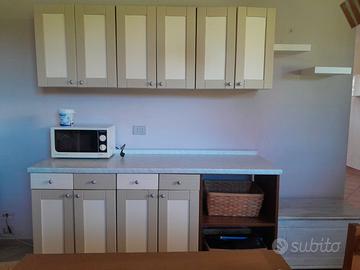 Cucina usata in legno con elettrodomestici