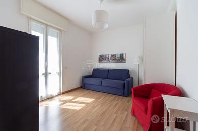 MONOLOCALE MODERNO CON BALCONE
