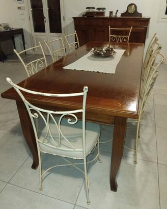 tavolo in legno e sedie in ferro